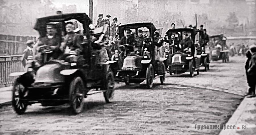 Один из немногих существующих снимков таксомоторов «Рено» в пути на Марну. Любопытно, что в хорошем качестве фотография нигде не публиковалась, регистрационные номера разобрать невозможно, 1914 г.