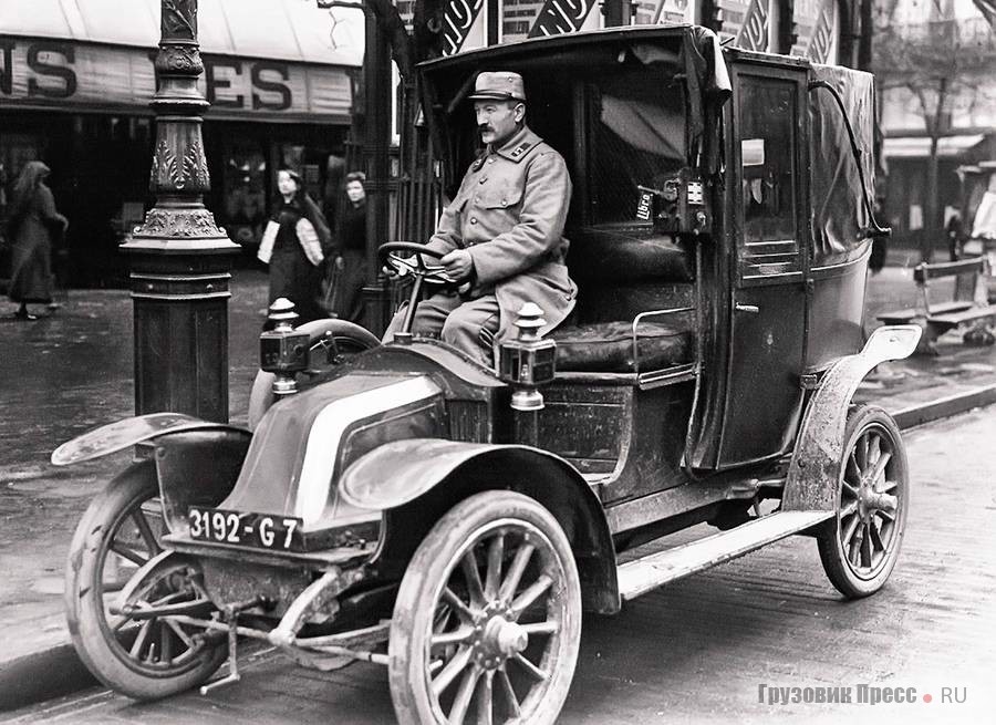 Renault AG-1 компании G7 на стоянке, во время войны прибыльная работа такси не прекращалась. Париж, 1915 г.