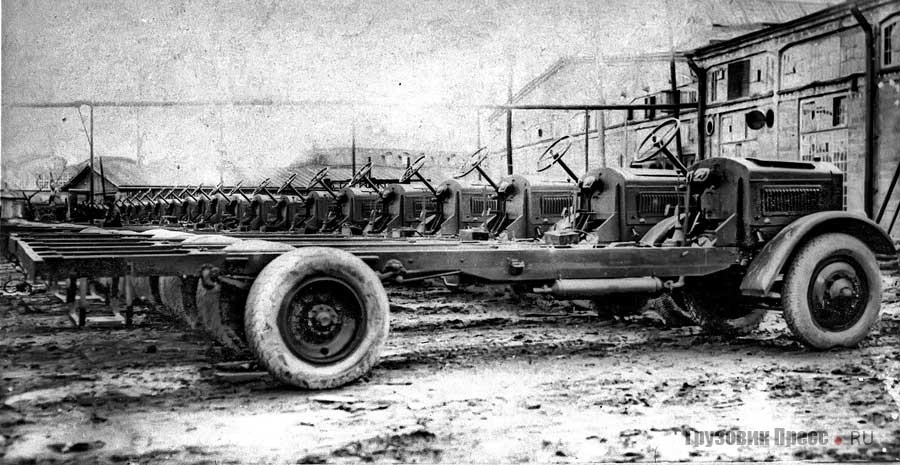 Шасси Я-6 для «Мосавтотранса» ждут отправки. Ярославль, 1931 г.