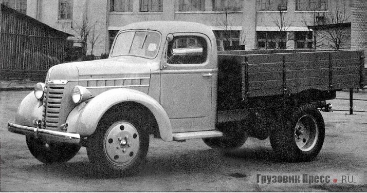 Опытный ГАЗ-11-51 с оригинальными колесными дисками и шинами 7,00-20 на территории Горьковского автозавода. 1940 г.