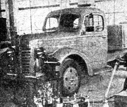 Ведущий конструктор ГАЗ-11-51 В.М. Кудрявцев и А.А. Липгарт у первого образца машины (слева). Образец «11-51» в экспериментальном цехе ГАЗа (в центре). серийный ГАЗ-ММ и опытный «11-51» и во дворе завода (справа)