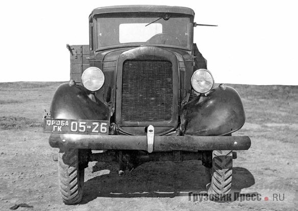 Ввиду срочности заказа на ГАЗ-63 1939 г. установили кабину и элементы капота ГАЗ-АА и слегка расширенные крылья ГАЗ-М1. Увеличенный радиатор по старинке тоже не имел облицовки. Фото заводских и военных испытаний 1939–1940 гг.