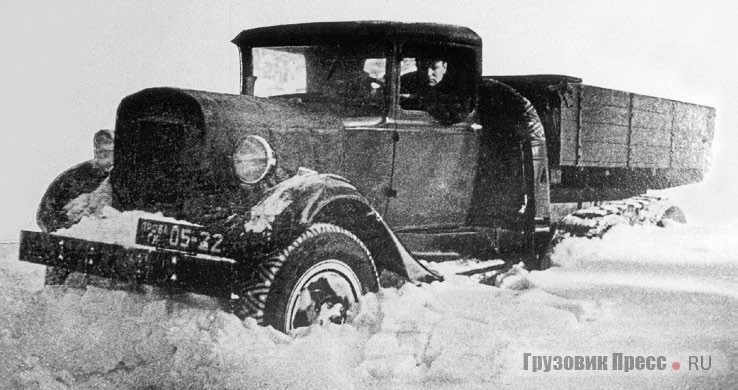 ГАЗ-33 1939 г. на испытаниях в Кубинке: спереди – колеса типа ГАЗ-АА, сзади – экспериментальные. справа – ГАЗ-33 зимой в стригинском лесу под Горьким с цепями противоскольжения; за рулем – испытатель Л.Н. Cоколов