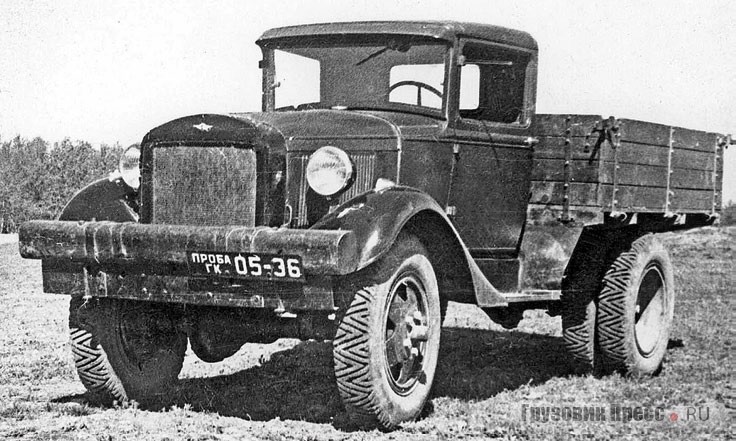Укороченная «однотонка» ГАЗ-62 со сдвинутым вперед двигателем, мощным бампером и закрепленной над ним дополнительной балкой для преодоления лесистых участков с молодой порослью. Испытания 1940 г. с одним из видов импортных шин 7,50-20