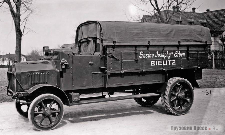 Расцвет грузовых перевозок пришёлся на Первую мировую войну. По сути, фронтовые условия сформировали облик грузовиков. [b]Typ TL4[/b] выпускали с 1916 по 1927 г., изготовлено 1024 штуки. На дверцах этого автомобиля в 1919 г. впервые появилась марка Tatra