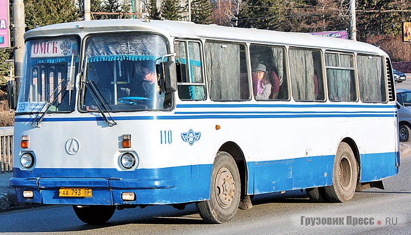 ЛАЗ-695Н на улицах Омска в 2015 г., этот автобус выпускался с 1974 по 2010 г., а вообще история модели «695» начинается в 1956 г.!