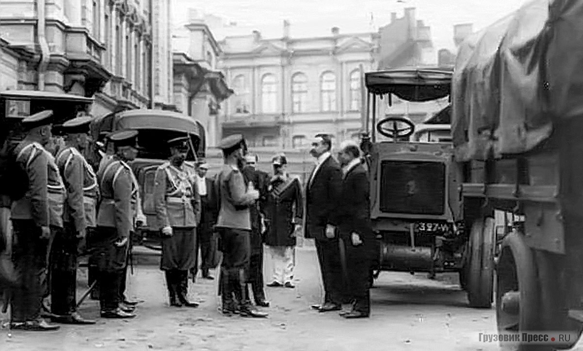 Император Николай II осматривает грузовые машины. Справа французский полноприводной артиллерийский тягач Châtillon-Panhard K13, на заднем плане отечественный 5-тонный грузовик «Руссо-Балт Т 40/65»