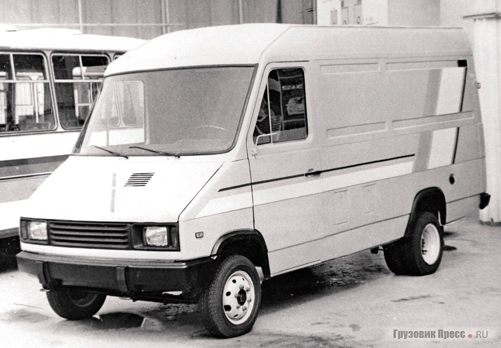 Нарядно оформленный фургон третьей серии на автосалоне МИМС’94 на ВДНХ в Москве. Автомобиль так и остался «безымянным», т. е. фигурировал как УАЗ-НАМИ, без цифрового индекса
