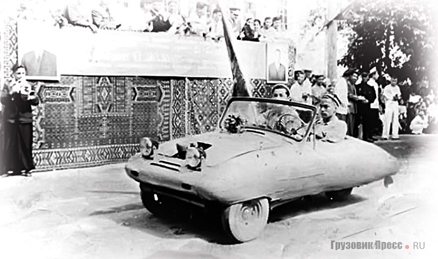 В 1950-х типичными самодельными конструкциями стали 3-колёсные микролитражки с двигателем от мотоциклов. На снимке самоделка «Гулом-Ака» на первомайской демонстрации. Узбекистан, 1968 г.