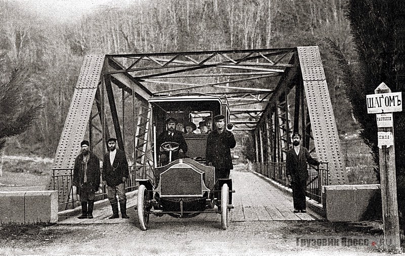Автобус Stoewer 12/15 PS на  мосту через Мацесту и на улицах Сочи, 1904–1905 гг.