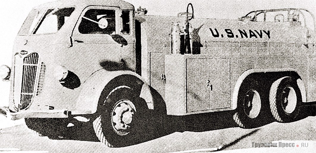 Топливозаправщик для морской авиации объёмом 6100 л на шасси Autocar U-9064. 1940 г.