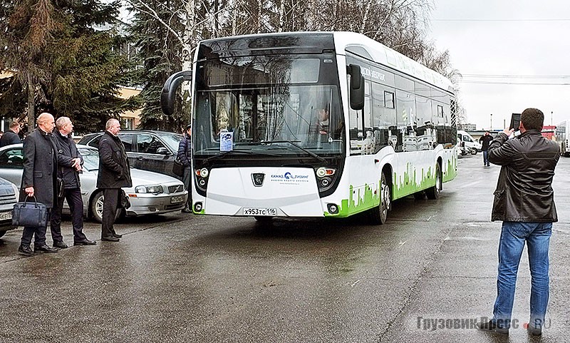 Проезд новейшего 85-местного [b]электробуса КАМАЗ-6282[/b] вызвал оживление у гостей