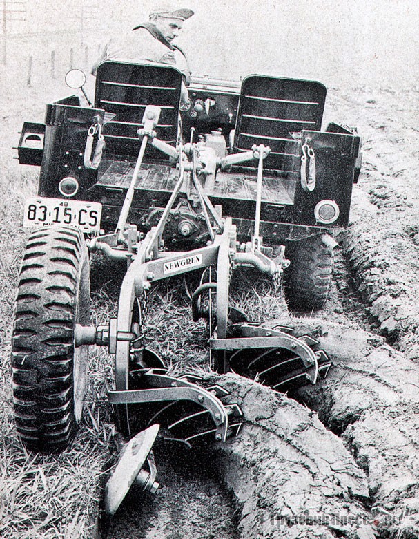 Willys CJ-2A пашет полунавесным двухкорпусным 12-дюймовым отвальным плугом Newgren. По иронии, производство Newgren после войны переехало на бывший завод American Bantam Car Co. В качестве опорного колеса используется штатная «запаска» Jeep