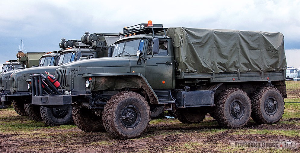 Этот «Урал-4320» явно был доработан военными умельцами – вряд ли в заводских условиях к 2,5 метрам безопасности добавили ещё вот такой кенгурин