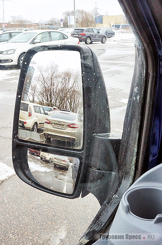 По мнению парктроника уже пора остановиться, зато в зеркале кроссовер не виден в принципе