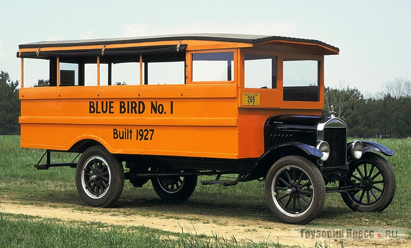 Характерный пример ранних школьных автобусов – деревянный кузов без стекол, дверь сзади. Это самый первый школьный автобус, выпущенный фирмой Blue Bird в 1927 г., ещё до официального открытия компании