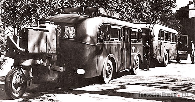 Газогенераторный 0,7-тонный прицеп с автобусом Kässbohrer и пассажирским прицепом Lindner из Аммендорфа. 1942 г.
