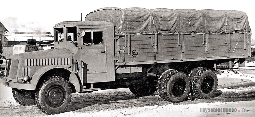 Упрощенный вариант «Т-8000/111» образца 1944 г. с эрзац-кабиной из клееной фанеры и малыми фарами. Запасные колёса располагались под платформой за задним мостом