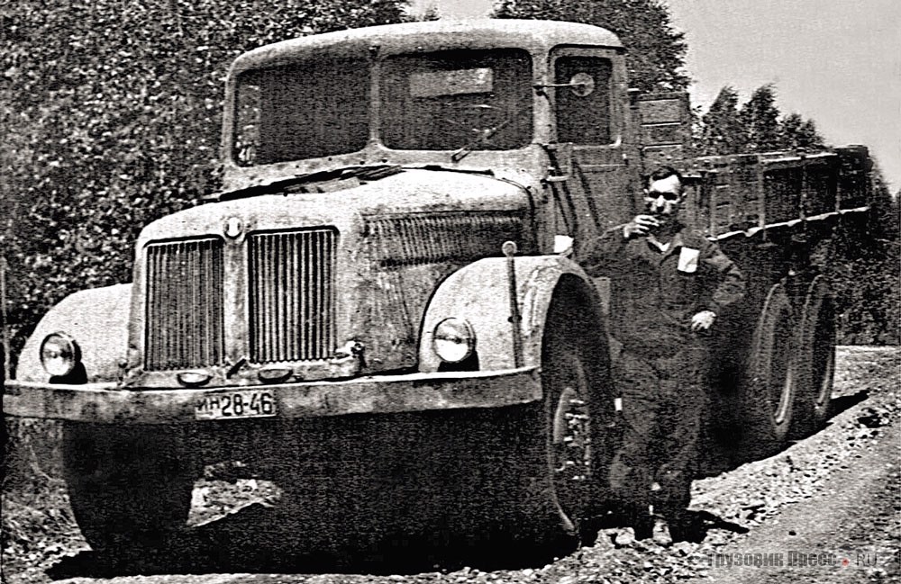 Самосвал Tatra 111S1 выпуска до 1951 г. с комбинированной кабиной, бампером старого образца, деревянным кузовом и 2-оконными колёсными дисками. Иркутская область, лето 1954 г.