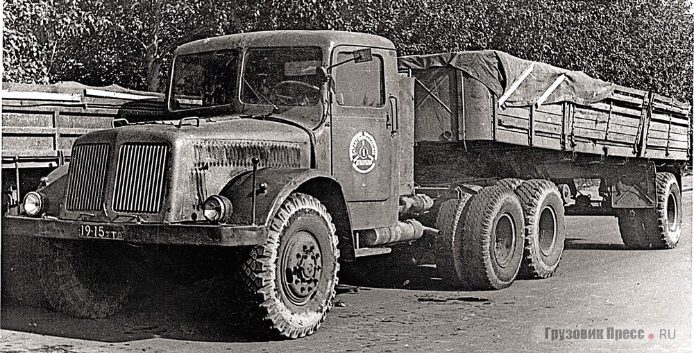 Ранняя Tatra 111S2, переоборудованная в седельный тягач в 1-м автокомбинате г. Казани, в паре с полуприцепом МАЗ-5215Б. Татария, 1969 г.