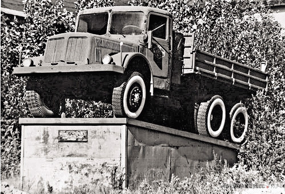 Этот экземпляр Т-111S2 образца 1950-х из Берелехской автобазы № 5 объединения «Северовостокзолото» (Магаданская обл.) в 1973 г. был установлен как памятник автомобилю-труженику, в честь 25-летия прихода сюда первых таких машин...