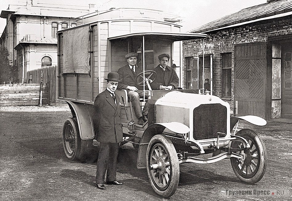Санитарные машины «Лоррен-Дитрих» (слева) и «Лаурин-Клемент» (справа), участвовавшие в пробеге 1911 г. до начала Первой мировой войны оставались единственными автомобилями этого назначения в Русской армии
