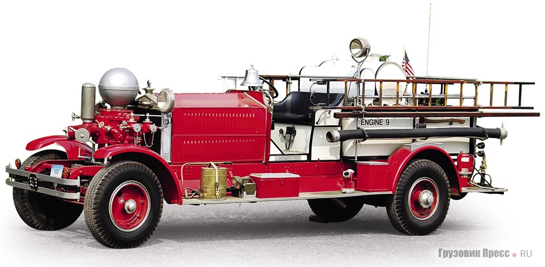 Пожарный Ahrens-Fox серии NM образца 1933 г. нёс классические черты – размещённый за передней осью двигатель и шар над собственным насосом