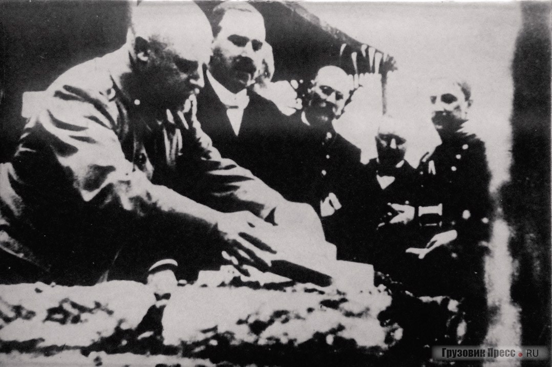 Начальник ГВТУ Военного министерства России, заведующий строящимися автомобильными заводами Г.Г. Кривошеин закладывает первый символический камень в фундамент завода, 2 августа 1916 г.