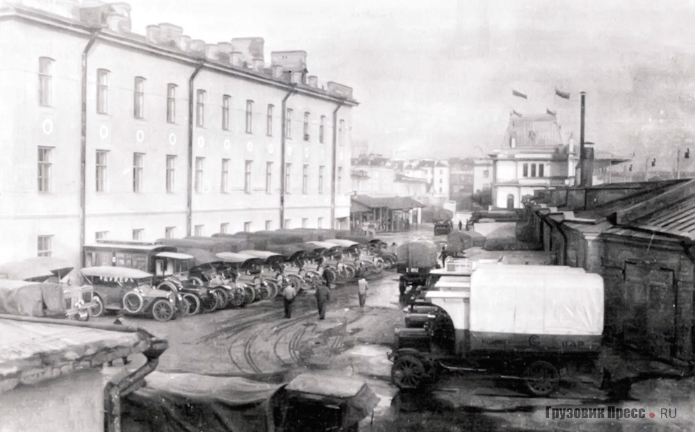 Плац Учебной автороты непосредственно перед пробегом. Слева около казармы стоят грузовики «Бюссинг», легковой «Бенц», санитарная машина и грузовики «Заурер»; справа около гаражей на переднем плане грузовики «Коммер Кар». Семенцы, Санкт-Петербург
