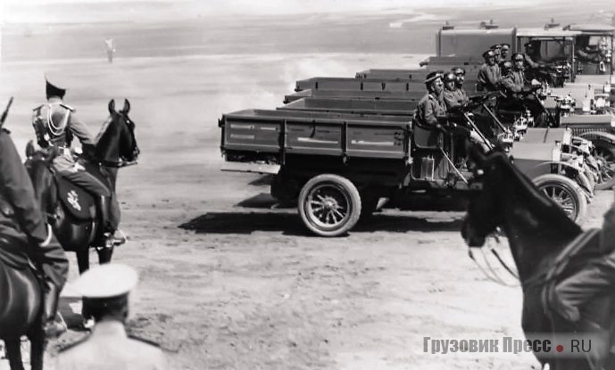 Закупленные по итогам пробега в Италии новые грузовики FIAT 15-Ter Учебной автороты на Императорских манёврах в Красном Селе, 1913 г.