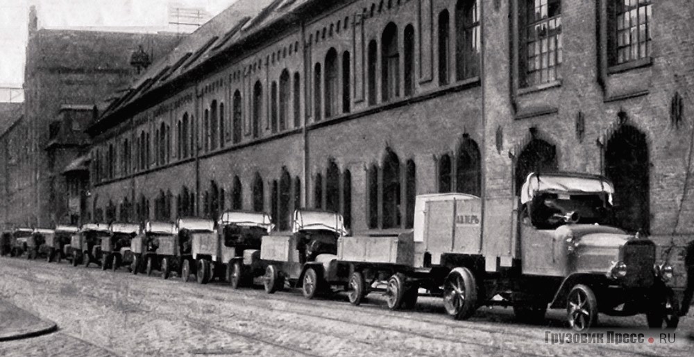 Изготовленная по заказу Военного министерства России партия 4-тонных грузовиков Adler L 35–40 PS перед отправкой заказчику. Франкфурт-на-Майне, 1913 г.