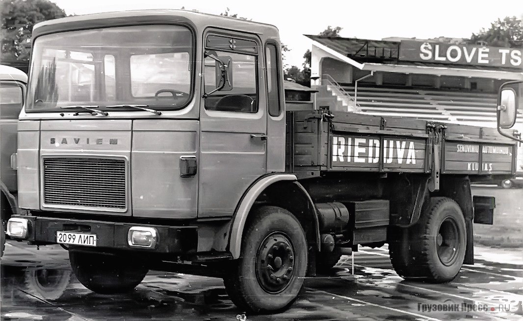 Saviem SM12 1969–1975 гг. с кабиной MAN и литовскими номерами на слёте автомотостарины в Прибалтике. По легенде изначально был закуплен в качестве аналога для ЗИЛа при разработке кабин КамАЗ. В начале 1980-х приобретён Вильнюсским клубом автомотостарины