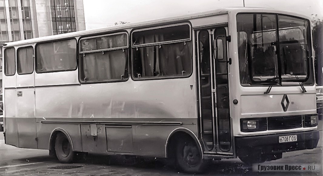 Очень редкий клубный Renault P29 1982 г. на шасси Saviem E76. Этот автобус, без значительных изменений выпускавшийся компанией Gruau до 1990 г., купил Горьковский автозавод в середине 1980-х уже подержанным. Однако переделка задних окон произведена уже в СССР.