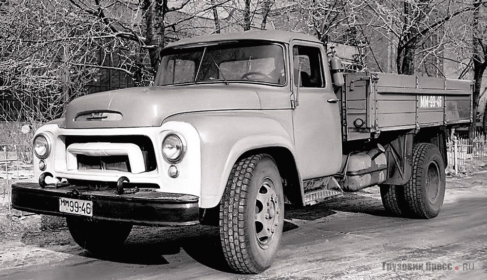 Один из опытных грузовиков ЗИЛ-130 1957 года с разделённым на две половины ветровым стеклом