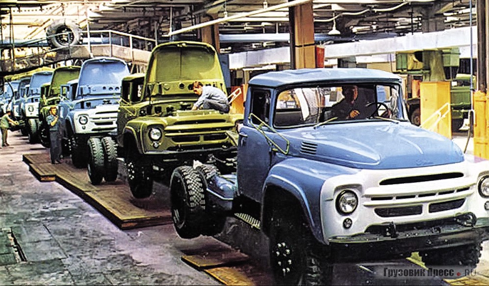 Конвейерное производство ЗИЛ-130 началось 1 октября 1964 года