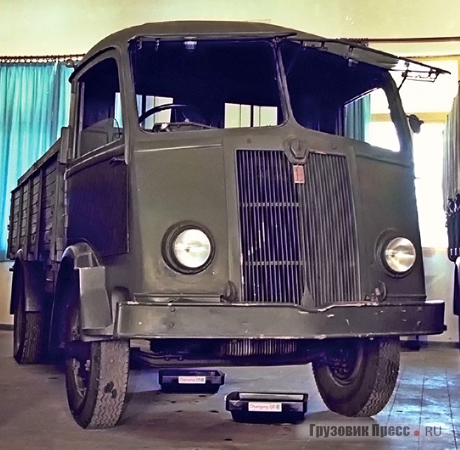 [b]Первый грузовик Fiat бескапотной компоновки – 626[/b], 1939 год. Грузоподъёмность – 3 т. Вариант 626 NLM (Nafta Lungo Militare, дизельный, длиннобазный, военного типа) с 5,75-литровым 6-цилиндровым мотором мощностью 65 л.с. при 2200 об/мин на русском фронте заменялся бензиновым 626 BLM – он легче заводился в мороз. Силовой агрегат извлекался выкаткой из-под кабины вперёд. До 1948 года выпущено 30 000 трёхтонок