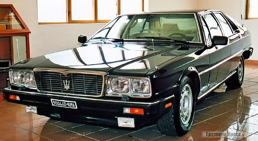[b]Maserati Quattroporte 4.9[/b] 1983 года (4,9 л, V8, 280 л.с. при 5800 об/мин). Автомобиль защищён по третьему классу бронирования в мастерской Repetti S.r.l. Обслуживал президента Алессандро Пертини, одного из самых ярких политиков Италии, одного из тех, кто принял решение о расстреле Бенито Муссолини и Кларетты Петаччи