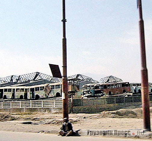 Брошенная территория троллейбусного парка и кузова троллейбусов. 2005 г.