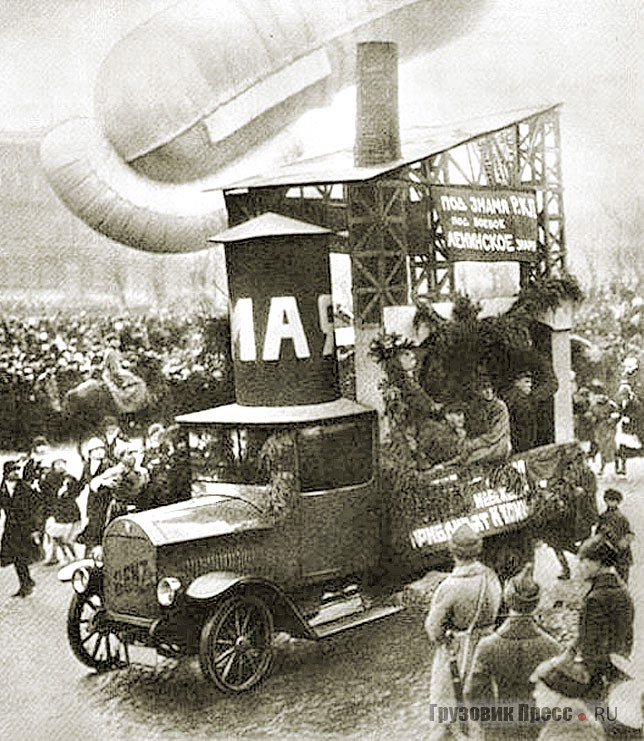 Грузовик Benz 3 K2 на Первомайской демонстрации в Петрограде. 1922 г.