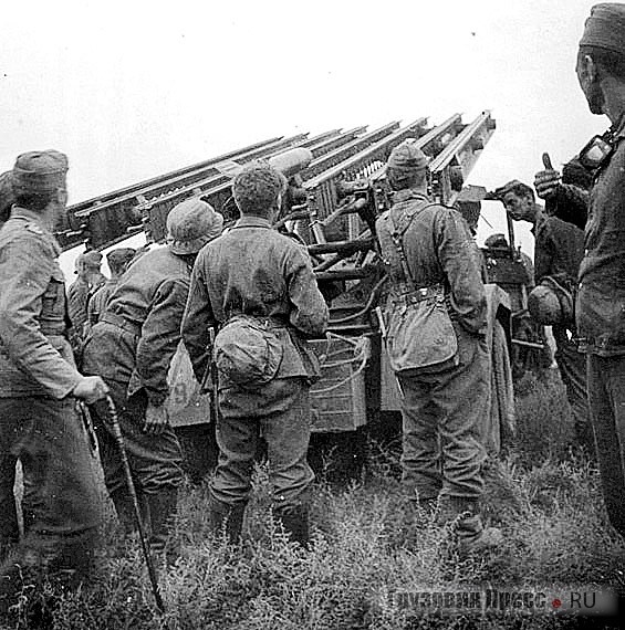 Немецкие солдаты у трофейной установки М-13