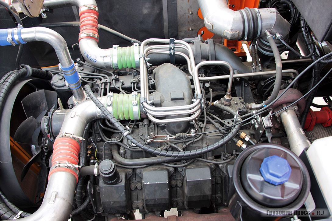 8-цилиндровый 17,24-литровым тутаевский турбодизель ТМЗ-8437.10 мощностью 425 л.с....