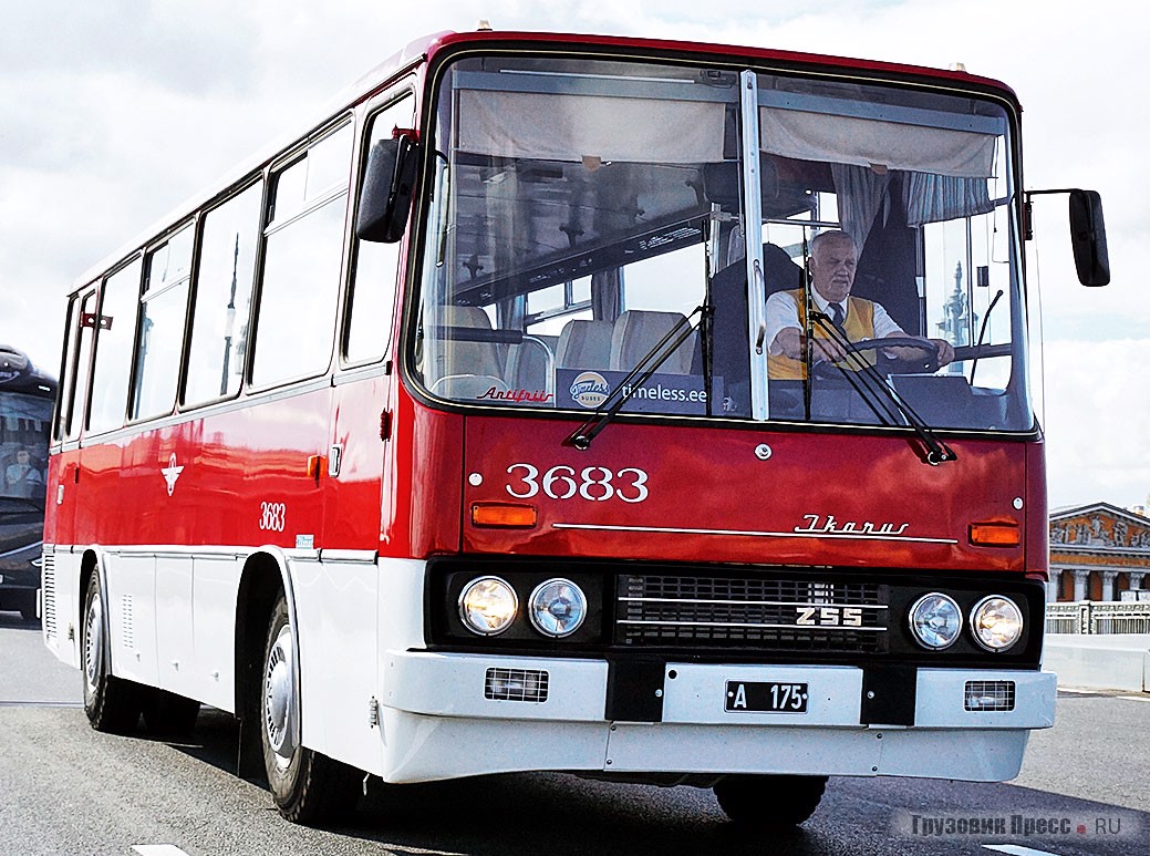 [b]Ikarus 255.70[/b] – модель первого поколения «двухсотой» серии – пока в парадной колонне один, тоже прибывший на парад из Эстонии. Впрочем, два подобных автобуса разных лет за прошедший год приобретены и музеем «Пассажиравтотранса», где ожидают реставрации