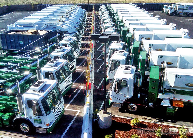 К каждому автомобилю подводится свой шланг для заправки метаном, компания Waste Management, США