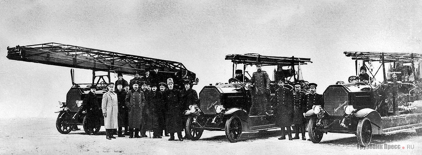 Презентация московского пожарного обоза в Пречистенской пожарной части 31.01.1914 г. Одна 30-метровая автолестница фирмы C.D. Magirus AG и два автонасоса Sulzer на шасси Daimler-Marienfelde DM 5F