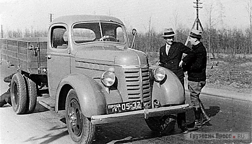 ГАЗ-51 в дорожных испытаниях. Руководит испытаниями будущий главный конструктор КАЗа и ЗИЛа Анатолий Кригер (стоит слева)