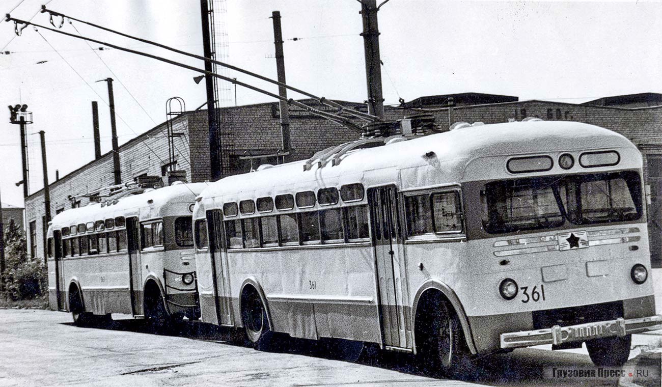 Первый опытный состав МТБ-82Д в киевском троллейбусном депо № 2