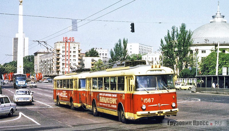 Киевская сцепка Škoda 9Tr на площади Победы