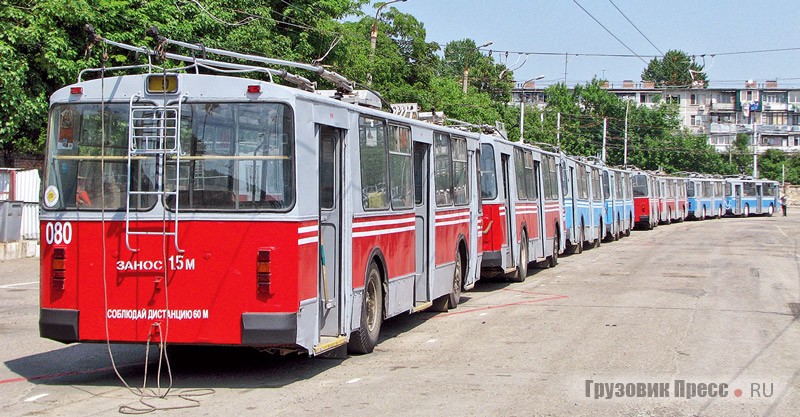 Краснодарские троллейбусные поезда на стоянке в депо № 1