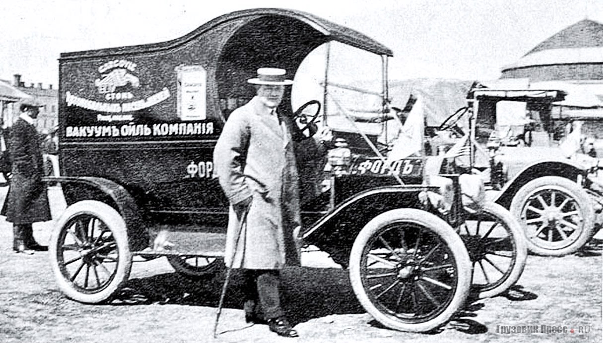 На снимке Mister Friede позирует на старте военно-автомобильного пробега около фургона Ford T Delivery Van. Петербург, Марсово поле, 1912 г.