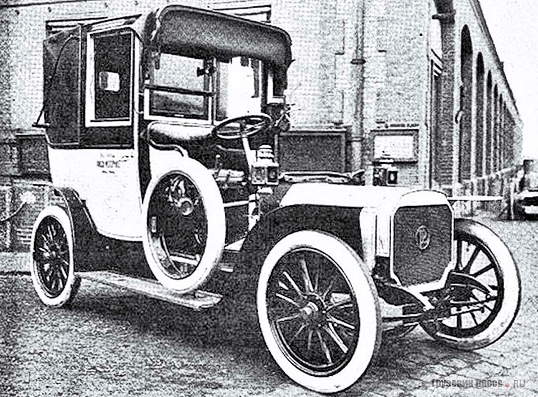 Panhard-Levassor U4E 10/12 HP около гаража РТМАО. Петербург, 1913 г.